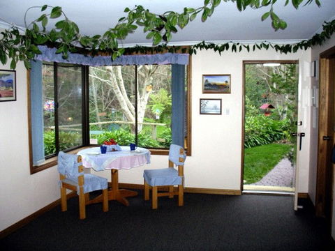 Adelaide Hills Bed & Breakfast Accommodation - Holiday Jervis Bay 0