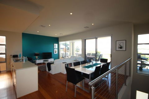 LJ Hooker Goolwa Holiday Rentals - 42 Underwood Avenue, Goolwa Beach - Holiday Jervis Bay 2