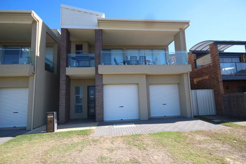 LJ Hooker Goolwa Holiday Rentals - 42 Underwood Avenue, Goolwa Beach - Holiday Jervis Bay 3