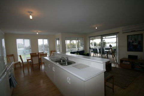 LJ Hooker Goolwa Holiday Rentals - 42 Underwood Avenue, Goolwa Beach - Holiday Jervis Bay 5