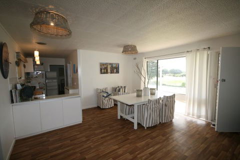 LJ Hooker Goolwa Holiday Rentals - 42 Underwood Avenue, Goolwa Beach - Holiday Jervis Bay 8