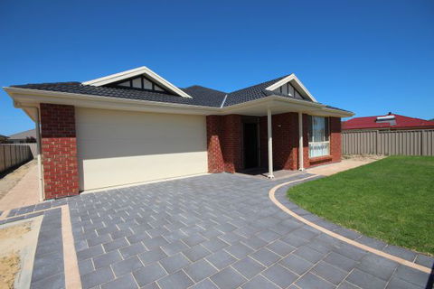 LJ Hooker Goolwa Holiday Rentals - 42 Underwood Avenue, Goolwa Beach - Holiday Jervis Bay 16