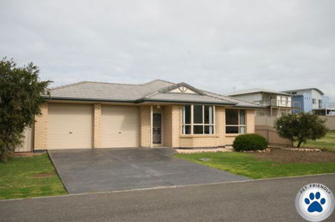 LJ Hooker Goolwa Holiday Rentals - 42 Underwood Avenue, Goolwa Beach - Holiday Jervis Bay 20