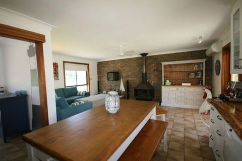 LJ Hooker Goolwa Holiday Rentals - 15 Eaton Avenue, Goolwa Beach - Holiday Jervis Bay 1
