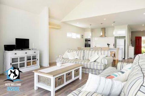 PetLet 14: 24 Seagull Avenue At Hayborough - Holiday Jervis Bay 1