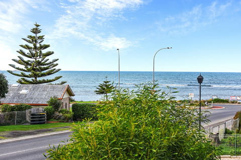Ariadne - A Hop Skip And A Jump To The Beach With Sea Views - Holiday Jervis Bay 0