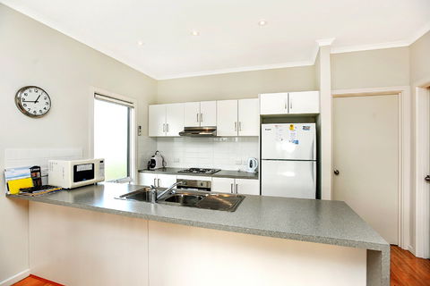 Ariadne - A Hop Skip And A Jump To The Beach With Sea Views - Holiday Jervis Bay 4