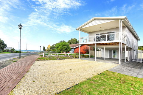 Ariadne - A Hop Skip And A Jump To The Beach With Sea Views - Holiday Jervis Bay 9
