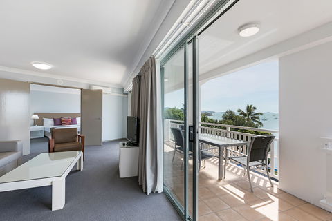 Airlie Beach Hotel - Holiday Jervis Bay 1