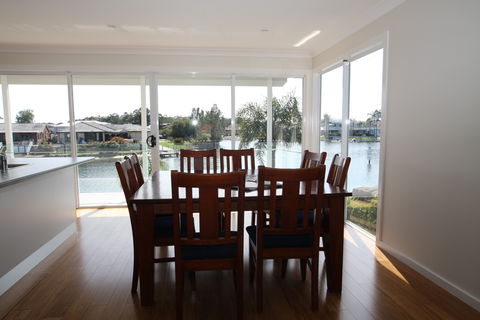 Waterfront Holiday Home - Holiday Jervis Bay 2