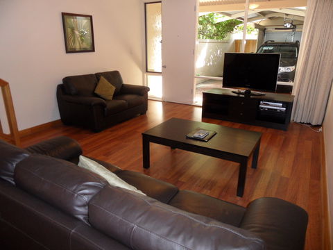 Adelaide Serviced Accommodation - Archer Townhouse - Holiday Jervis Bay 0