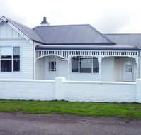 Calgary House  Cottage Accommodation - Holiday Jervis Bay