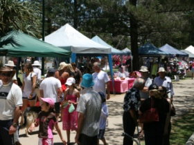 Broadbeach Art And Craft Markets - Holiday Jervis Bay 3