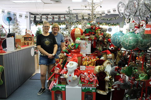 Mrs Claus And Santa - Holiday Jervis Bay 1