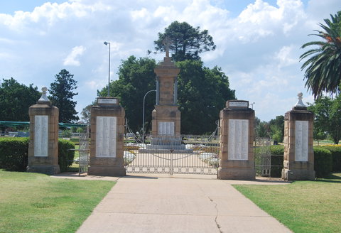 Warwick War Memorial And Gates - Holiday Jervis Bay 0
