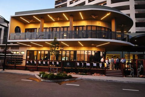 Q Bar & Brasserie On The Avenue - Holiday Jervis Bay 1