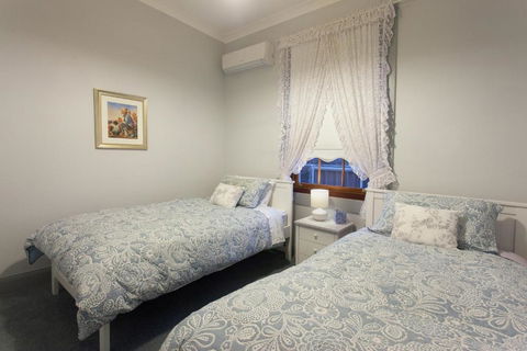 Rawsons Retreat Five Bedroom Home Walk CBD Includes Breakfast - Holiday Jervis Bay 2