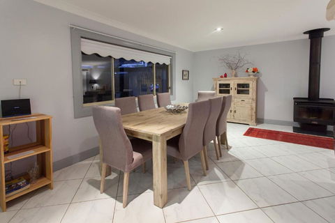 Rawsons Retreat Five Bedroom Home Walk CBD Includes Breakfast - Holiday Jervis Bay 6