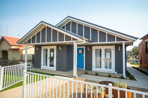 Kirsten Accommodation Parkes - Holiday Jervis Bay 1