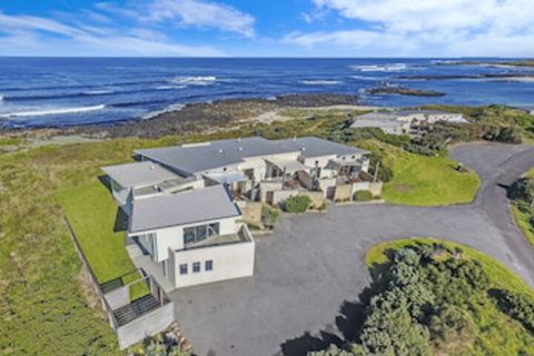 HEARNS BEACHSIDE VILLA 2 - Holiday Jervis Bay 0