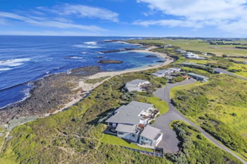 HEARNS BEACHSIDE VILLA 1 - Holiday Jervis Bay 0
