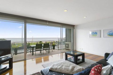 LOUTTIT BAY APARTMENT 1 Free Wifi Ocean Views & The Ultimate Location - Holiday Jervis Bay 0