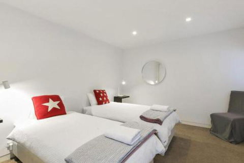 LOUTTIT BAY APARTMENT 1 Free Wifi Ocean Views & The Ultimate Location - Holiday Jervis Bay 7