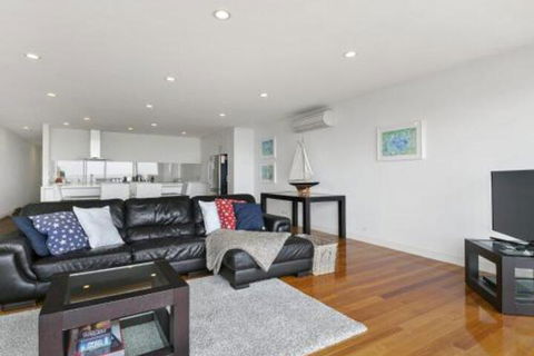 LOUTTIT BAY APARTMENT 1 Free Wifi Ocean Views & The Ultimate Location - Holiday Jervis Bay 6
