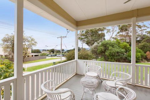 BEACHSIDE GETAWAY DROMANA - Holiday Jervis Bay 1