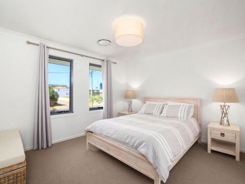Lakeside Luxury 13 Lake Street - Holiday Jervis Bay 1