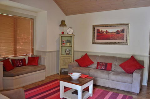 Autumn Affair Cottage 5 - Holiday Jervis Bay 1