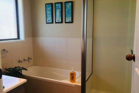 QUEEN BEDROOM FRIENDLY HOME PORTLAND - Holiday Jervis Bay 3