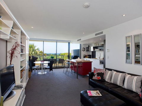 LORNE CHALET APARTMENT 10 Ask About Midweek Deals - Holiday Jervis Bay 1