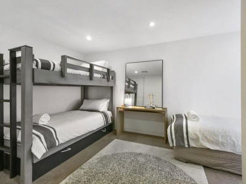 LOUTTIT BAY APARTMENT 2 Main Street With Wifi & Views - Holiday Jervis Bay 5