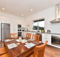 Kinloch Cottage renovated to new on Daisy Hill Vineyard - Holiday Jervis Bay