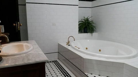 Petersons Armidale Winery & Guesthouse - Holiday Jervis Bay 5