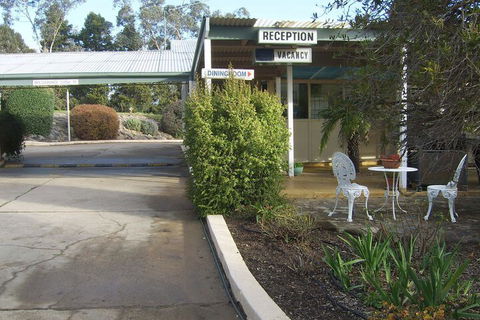 Golden Chain Garden Motor Inn - Holiday Jervis Bay 2