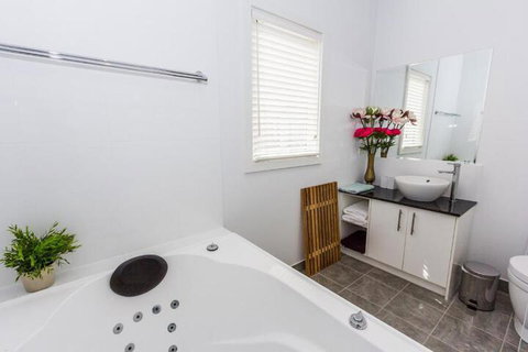 Seaside Spa Retreat - Holiday Jervis Bay 4