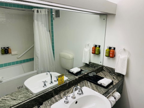 Holiday Inn Parramatta - Holiday Jervis Bay 7