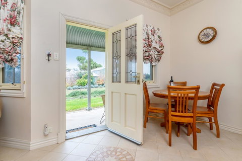 Barossa Vineyard Cottages - Holiday Jervis Bay 19