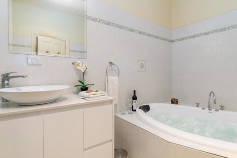 Barossa Vineyard Cottages - Holiday Jervis Bay 13