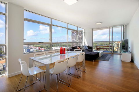 Gadigal Groove - Modern And Bright 3BR Executive Apartment In Zetland With Views - Holiday Jervis Bay 1