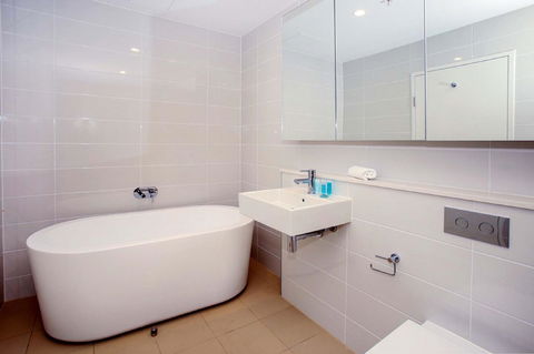 Gadigal Groove - Modern And Bright 3BR Executive Apartment In Zetland With Views - Holiday Jervis Bay 8
