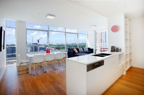 Gadigal Groove - Modern And Bright 3BR Executive Apartment In Zetland With Views - Holiday Jervis Bay 2