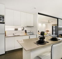 City Getaway Modern Bowen Hills 1 Bedroom with Free WIFI and Parking - Holiday Jervis Bay