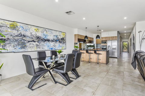CONROE EXECUTIVE TOWNHOUSE - MODERN & STYLISH - Holiday Jervis Bay 2