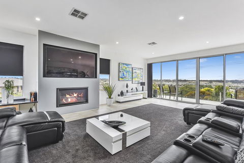 CONROE EXECUTIVE TOWNHOUSE - MODERN & STYLISH - Holiday Jervis Bay 0