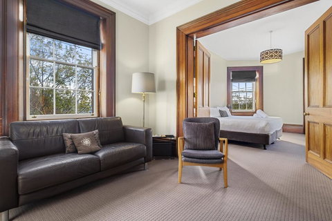 Cromwell Apartment - 3 Red Doors Battery Point - Holiday Jervis Bay 1