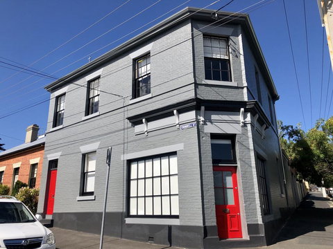 Cromwell Apartment - 3 Red Doors Battery Point - Holiday Jervis Bay 0