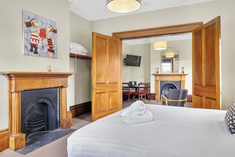 Cromwell Apartment - 3 Red Doors Battery Point - Holiday Jervis Bay 3